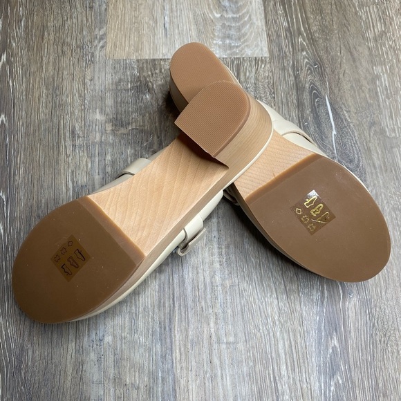 The Monique Buckle Clog Size 9 Flaw - Picture 7 of 8